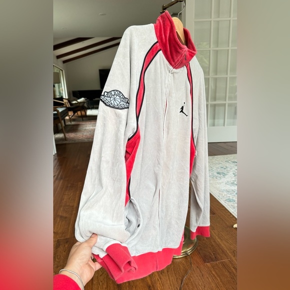 Super cool Air Jordan Velvet Vintage Warm Up Jacket Size XXL soft gray & red - Picture 3 of 15